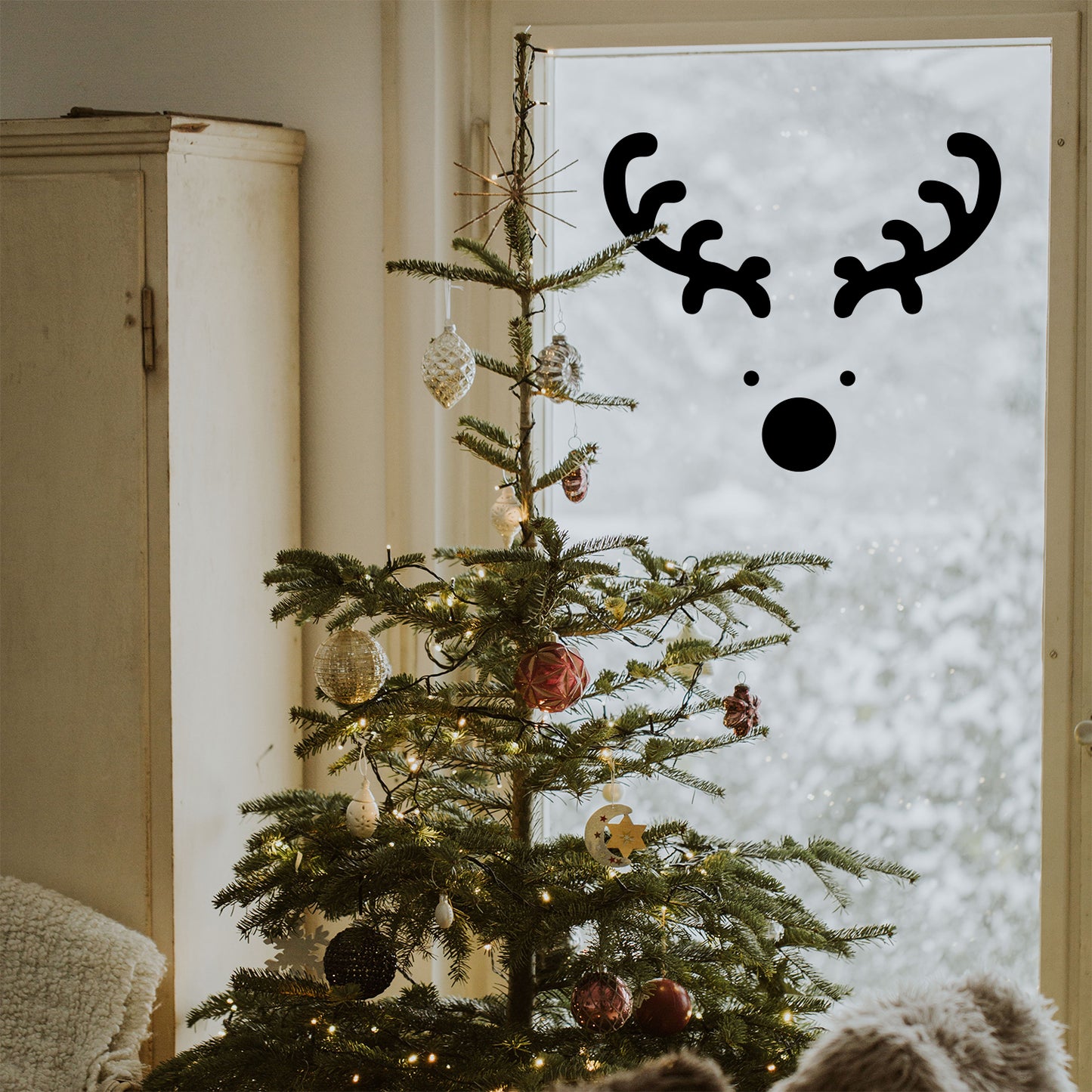 Vinyl Wall Art Decal - Reindeer Face - 20" x 23" - Christmas Seasonal Holiday Decoration Sticker - Indoor Outdoor Window Home Living Room Bedroom Apartment Office Door Decor